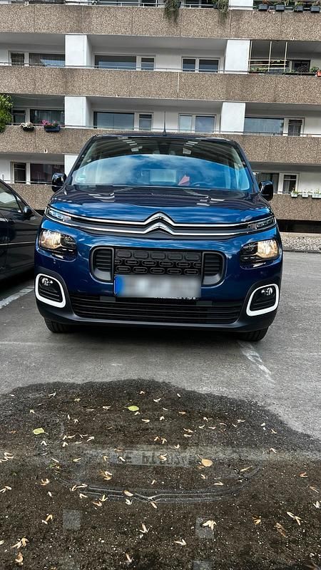 Blau Gebraucht 2024 Citroën Berlingo Feel Van / Kleinbus | 26.965 € (Etwas zu teuer) - Bild 1/4