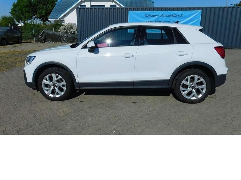 Gletscherweissmet (metallic) Gebraucht 2023 Audi Q2 SUV | 21.690 € (Guter Preis) - Bild 1/4