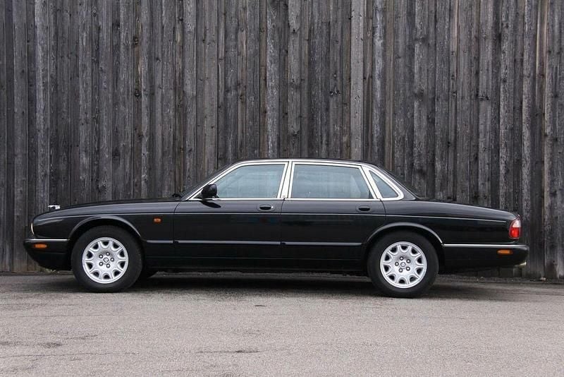 Używany Jaguar XJ Executive 237 KM (174 kW) 2000 Czarny Sedan/Limuzyna