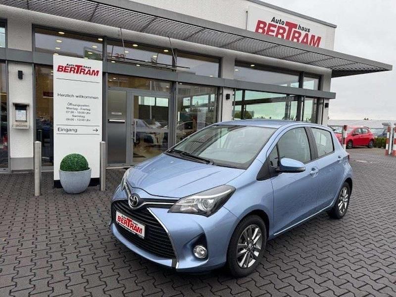 Light blue mica metallic Gebraucht 2015 Toyota Yaris Comfort Limousine | 13.890 € (Teuer) - Bild 1/4