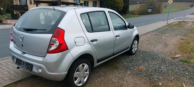 Gebraucht Dacia Sandero 75 PS (55 kW) 2010 Silber Limousine