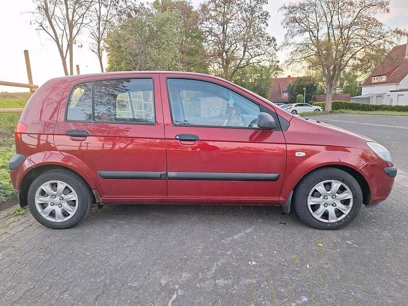 Second-hand Hyundai Getz 97 CP (71 kW) 2009 Roșu Hatchback