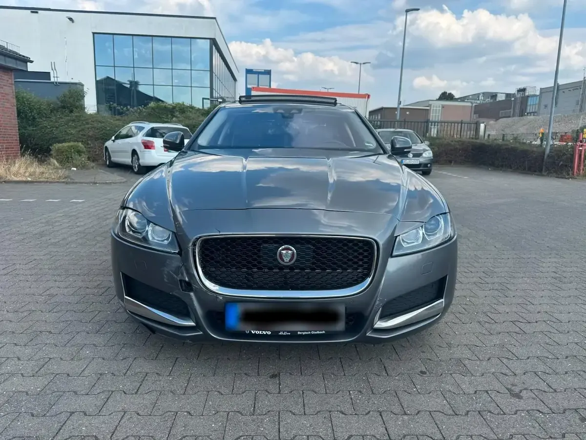 Gebraucht Jaguar XF Prestige 163 PS (119 kW) 2016 Grau Limousine