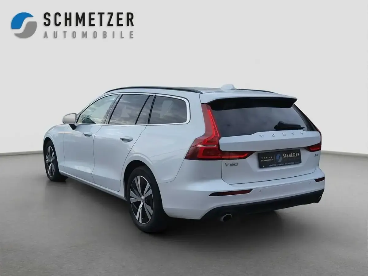 Gebraucht Volvo V60 Momentum 145 PS (106 kW) 2021 Kombi