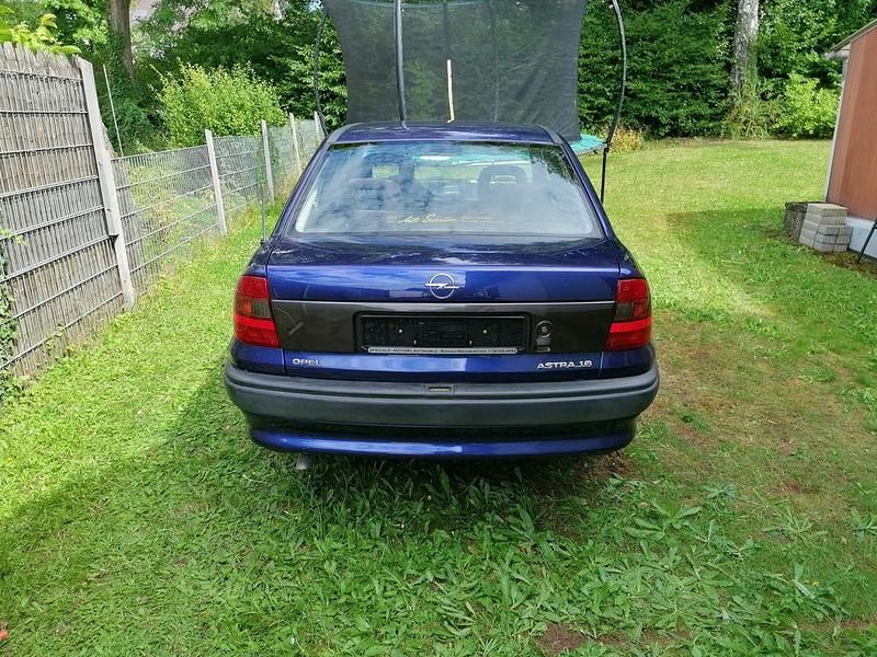 Second-hand Opel Astra 75 CP (55 kW) 1996 Albastru Berlinǎ