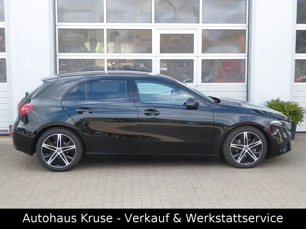 Gebraucht Mercedes A200 Night 163 PS (119 kW) 2023 Schwarz Limousine