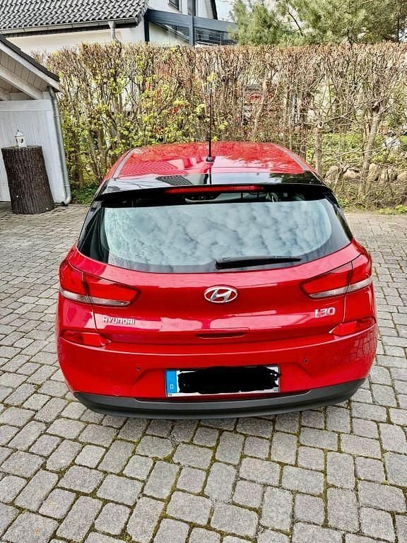 Gebraucht Hyundai i30 Select 99 PS (72 kW) 2017 Rot Limousine
