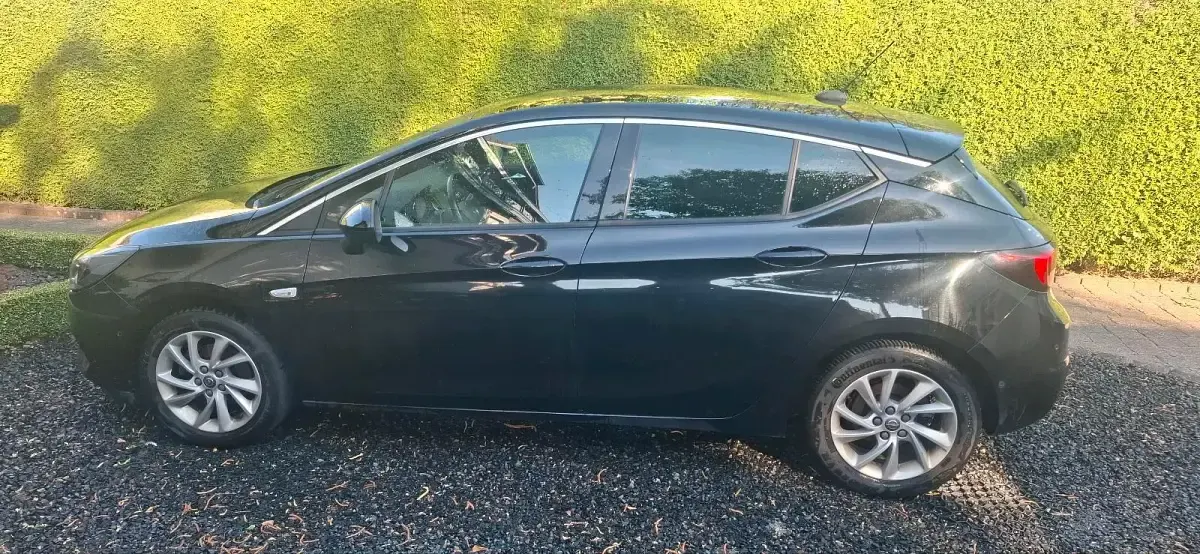 Gebraucht Opel Astra 131 PS (96 kW) 2022 Schwarz Kleinwagen