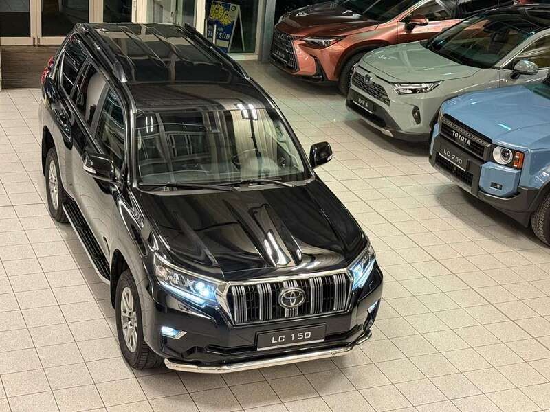 218 tiefschwarz mica Gebraucht 2019 Toyota Land Cruiser Cool SUV | 41.895 € (Fairer Preis) - Bild 1/4