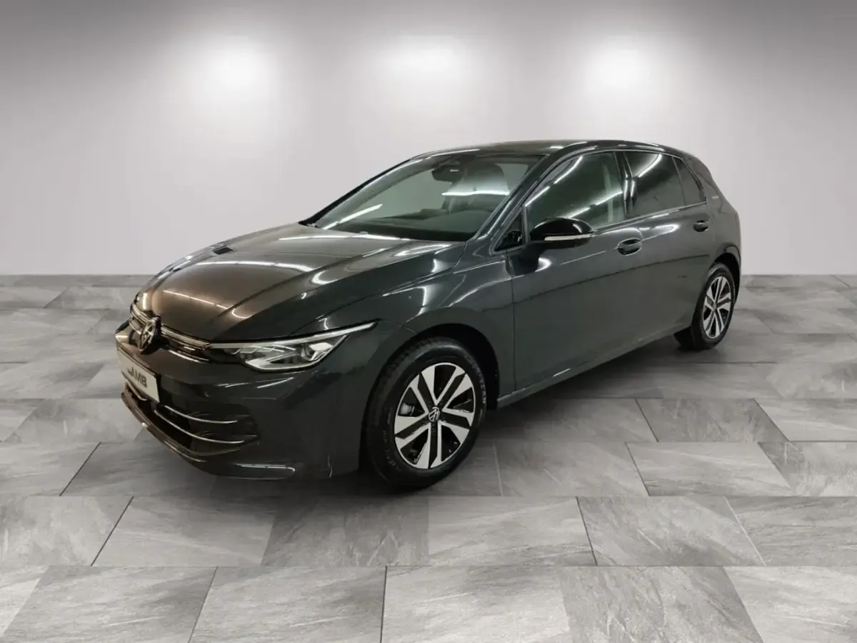 Gebraucht VW Golf VIII Life 116 PS (85 kW) 2025 Grau Limousine