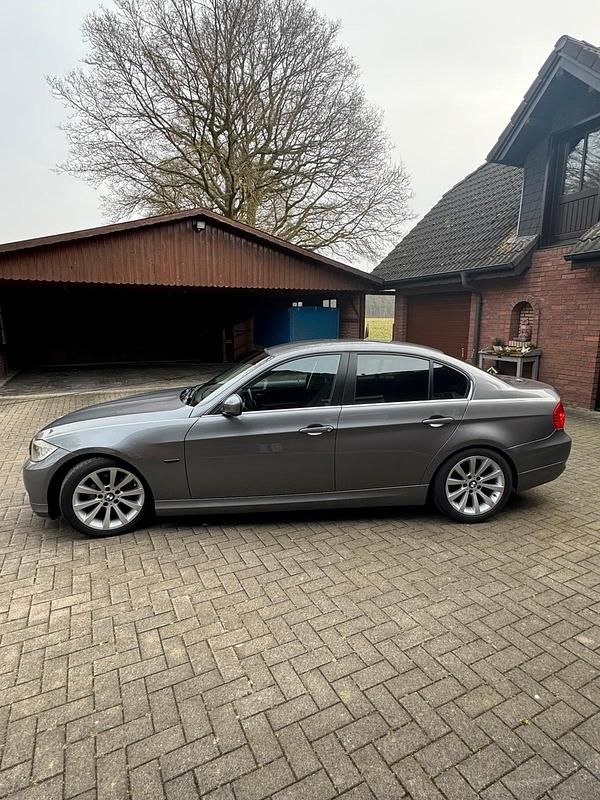 Gebraucht BMW 318 143 PS (105 kW) 2010 Grau Limousine