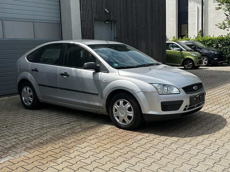 Grau Gebraucht 2005 Ford Focus Limousine | 600 € (Superpreis) - Bild 1/4