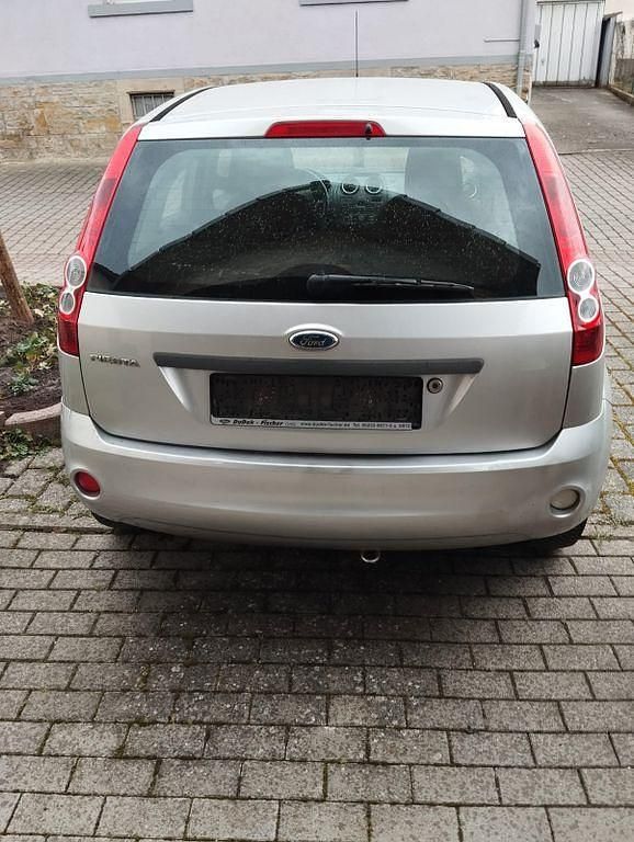 Gebraucht Ford Fiesta Ambiente 69 PS (50 kW) 2007 Silber Kleinwagen