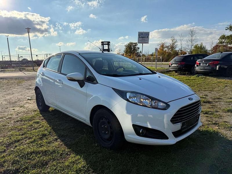 Frostweiß Gebraucht 2015 Ford Fiesta SYNC Edition Kleinwagen | 5.499 € (Fairer Preis) - Bild 1/4