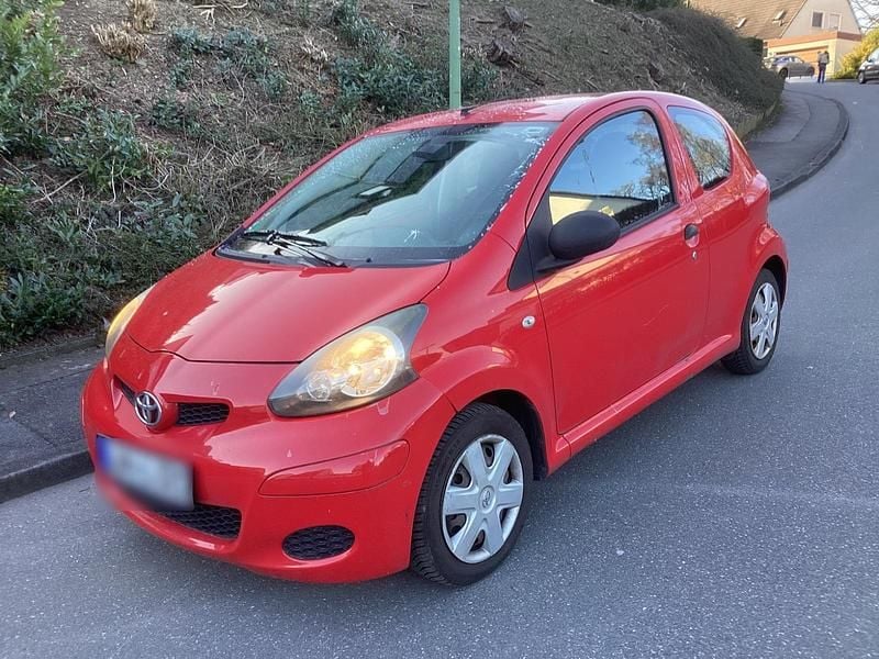 Gebraucht Toyota Aygo 68 PS (50 kW) 2009 Rot Kleinwagen