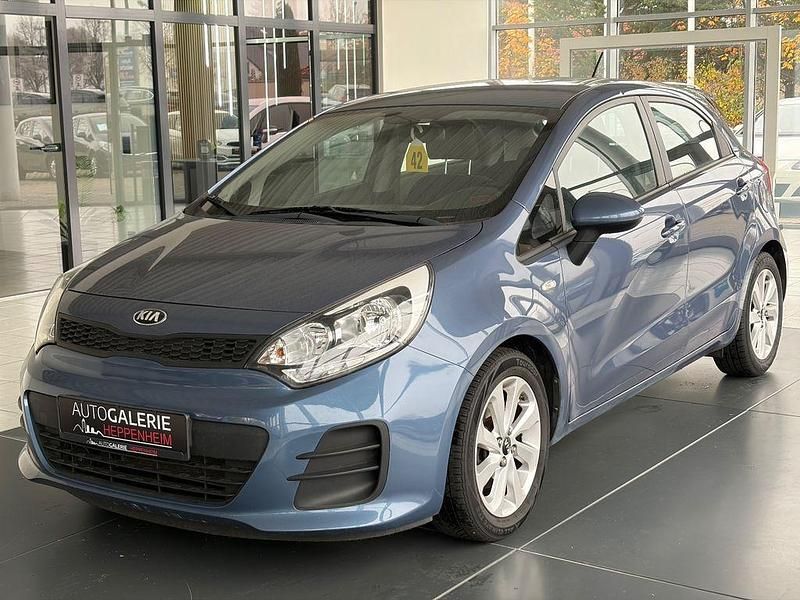 Blau Gebraucht 2017 Kia Rio Limousine | 7.400 € (Fairer Preis) - Bild 1/4