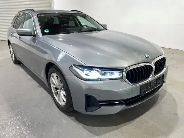 Gebraucht BMW 520 190 PS (139 kW) 2023 Skyscraper grey Kombi