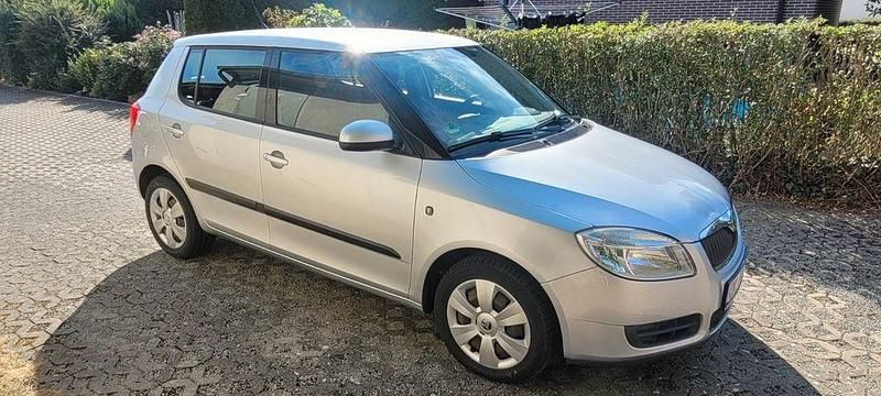 Silber Gebraucht 2009 Skoda Fabia Elegance Limousine | 2.600 € (Fairer Preis) - Bild 1/4