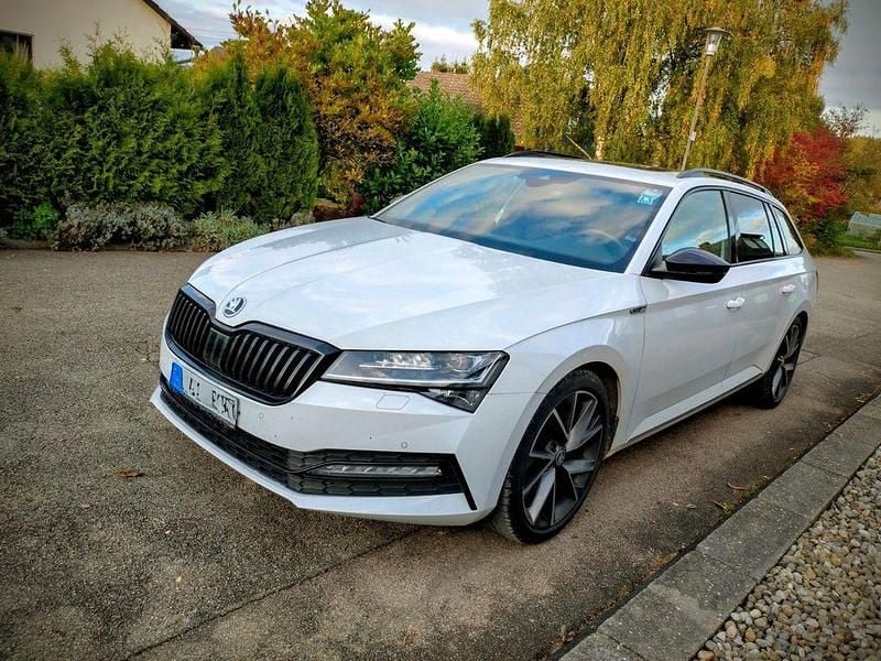 Weiß Gebraucht 2020 Skoda Superb SportLine Kombi | 18.600 € (Superpreis) - Bild 1/4