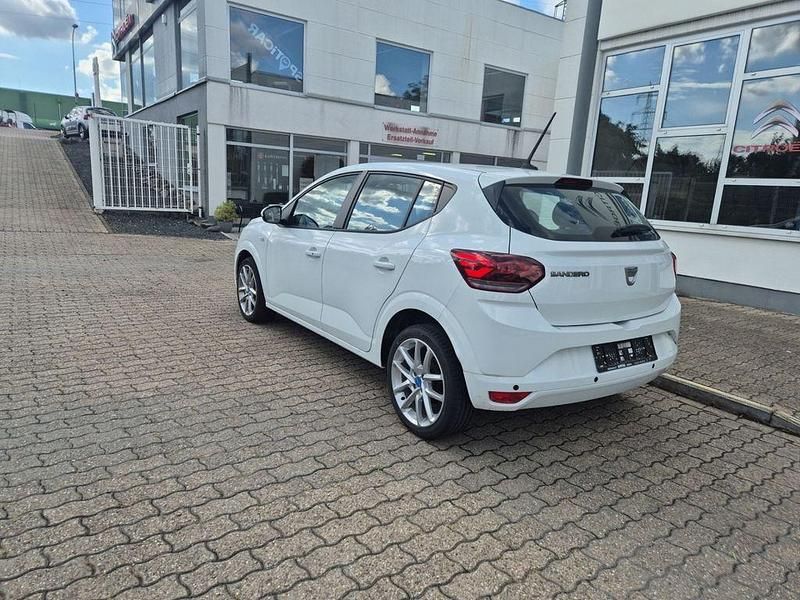 Gebraucht Dacia Sandero Comfort 101 PS (74 kW) 2021 Weiß Kleinwagen