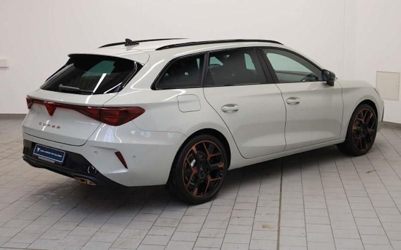 Neu Cupra Leon VZ 272 PS (200 kW) 2025 Taiga grau metallic Kombi