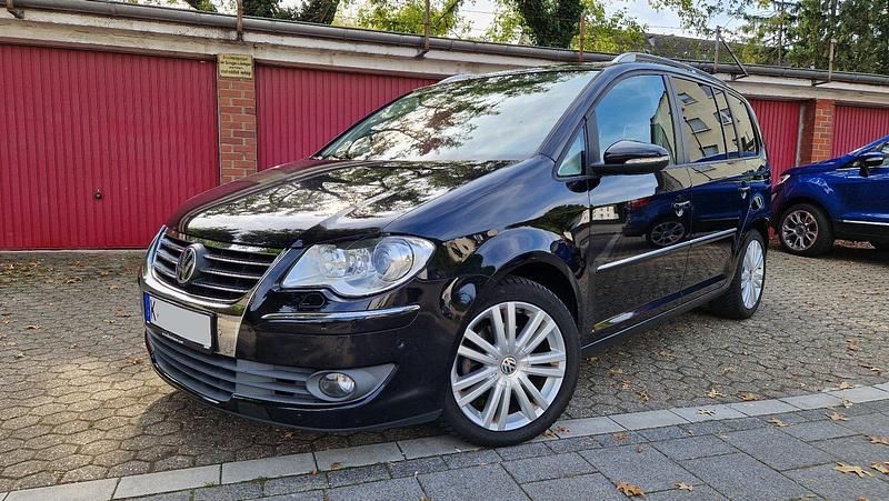 Schwarz Gebraucht 2010 VW Touran Highline Van / Kleinbus | 5.999 € (Guter Preis) - Bild 1/4