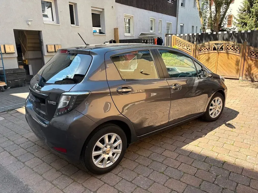 Gebraucht Toyota Yaris Life 99 PS (72 kW) 2014 Grau Kleinwagen