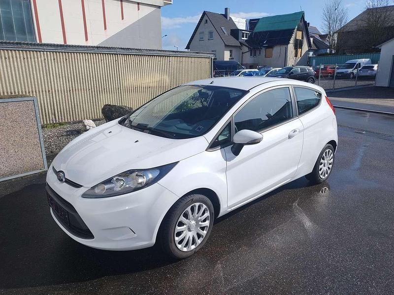 Gebraucht Ford Fiesta Trend 60 PS (44 kW) 2011 Frostweiß Kleinwagen