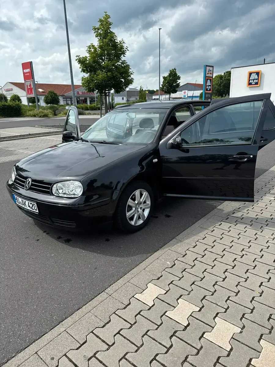 Gebraucht VW Golf IV 105 PS (77 kW) 2002 Schwarz Kleinwagen