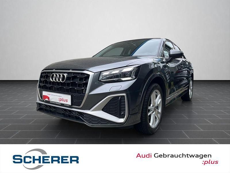 Grau (metallic) Gebraucht 2023 Audi Q2 Ambiente SUV | 29.690 € (Fairer Preis) - Bild 1/4