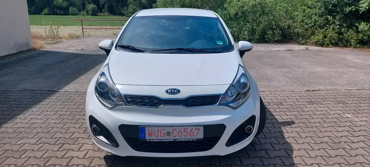 Gebraucht Kia Rio 90 PS (66 kW) 2012 Weiß Limousine