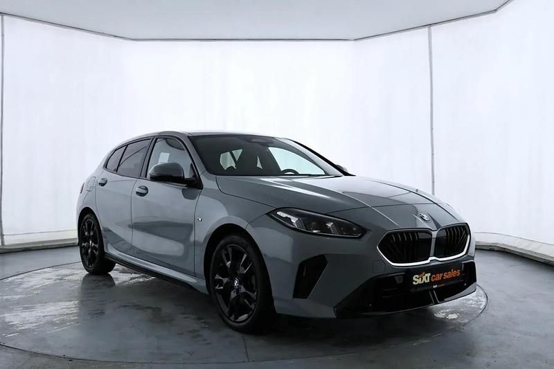 Grau Gebraucht 2025 BMW 118 M Sport Kleinwagen | 31.440 € (Fairer Preis) - Bild 1/4