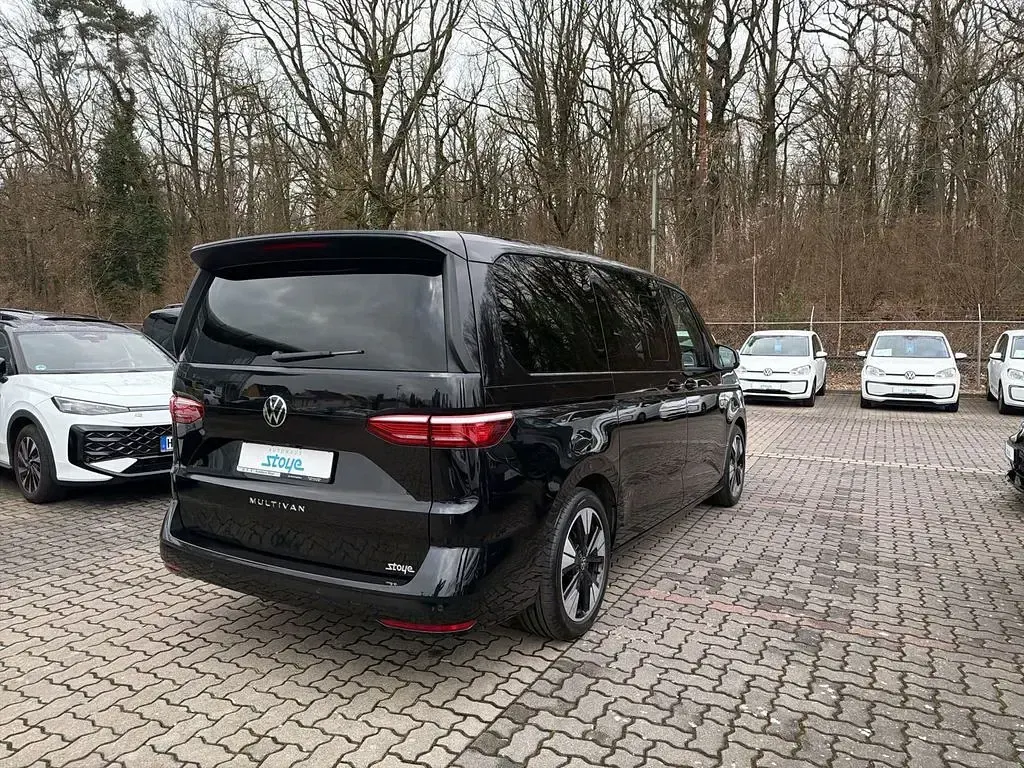 Gebraucht VW Multivan Life 150 PS (110 kW) 2025 Deep black perleffekt Van / Kleinbus