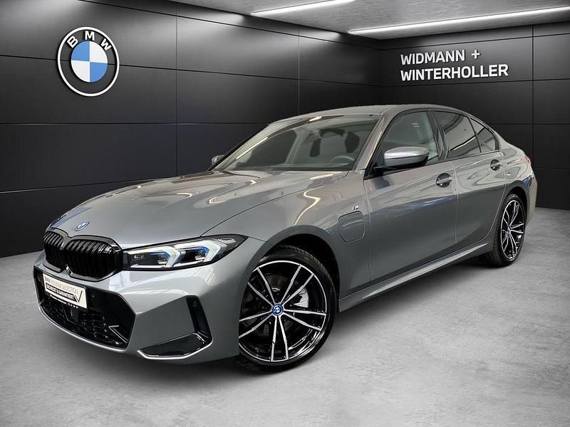 Grau Gebraucht 2024 BMW 330e Shadowline Limousine | 42.280 € (Guter Preis) - Bild 1/3