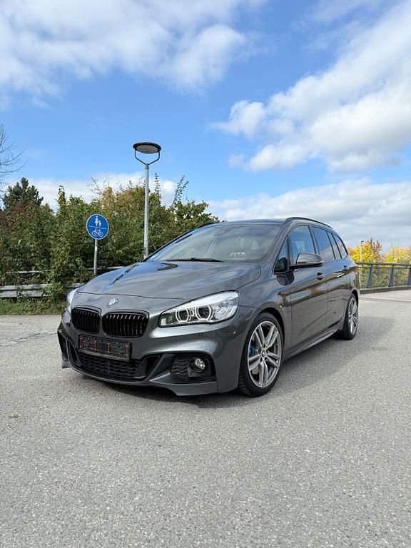 Grau Gebraucht 2017 BMW 220 Gran Tourer M Sport Van / Kleinbus | 20.199 € (Guter Preis) - Bild 1/4