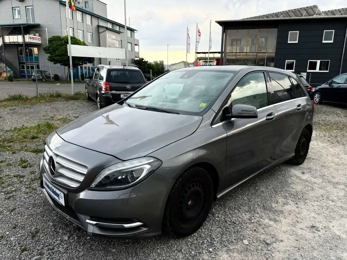 Gebraucht Mercedes B200 136 PS (100 kW) 2013 Mountaingrau  met. Kleinwagen