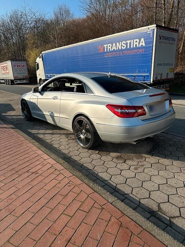 Gebraucht Mercedes E200 184 PS (135 kW) 2011 Silber Coupé