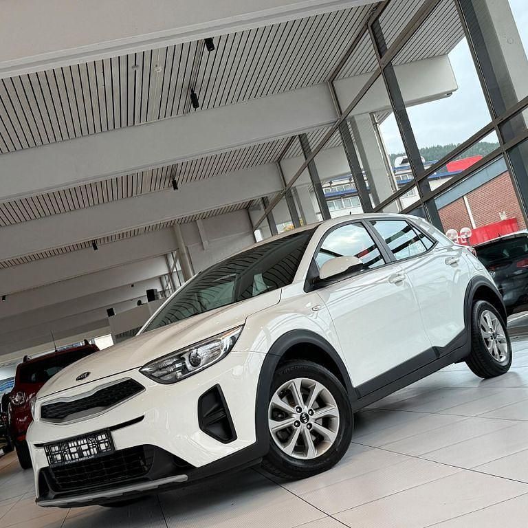 Weiß Gebraucht 2021 Kia Stonic Edition 7 SUV | 14.991 € (Fairer Preis) - Bild 1/4