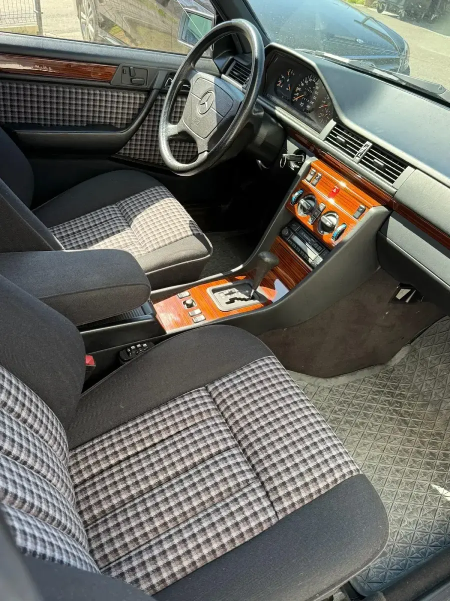 Gebraucht Mercedes E280 193 PS (141 kW) 1994 Silber Limousine