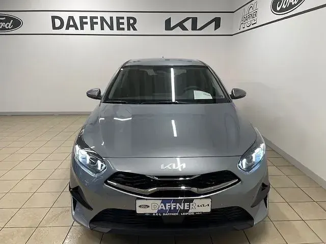 Neu Kia Ceed 140 PS (102 kW) 2025 Silber Kleinwagen