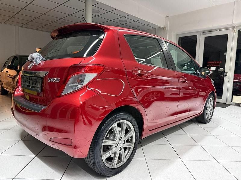 Gebraucht Toyota Yaris Club 99 PS (72 kW) 2012 Rot Limousine
