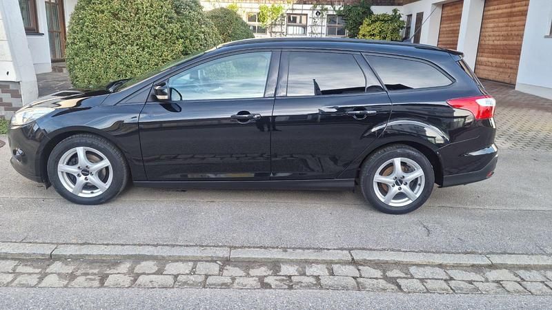 Gebraucht Ford Focus Trend 125 PS (91 kW) 2014 Pantherschwarz metallic Kombi