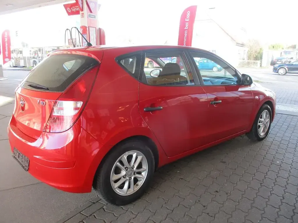 Gebraucht Hyundai i30 Classic 109 PS (80 kW) 2010 Rot Limousine
