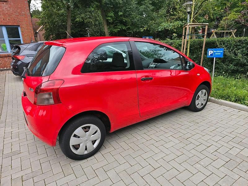 Rot Gebraucht 2008 Toyota Yaris Kombi | 2.100 € (Guter Preis) - Bild 1/4