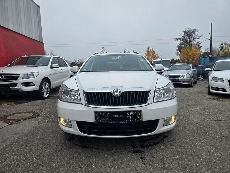 Weiß Gebraucht 2013 Skoda Octavia Ambition Kombi | 3.649 € (Superpreis) - Bild 1/4