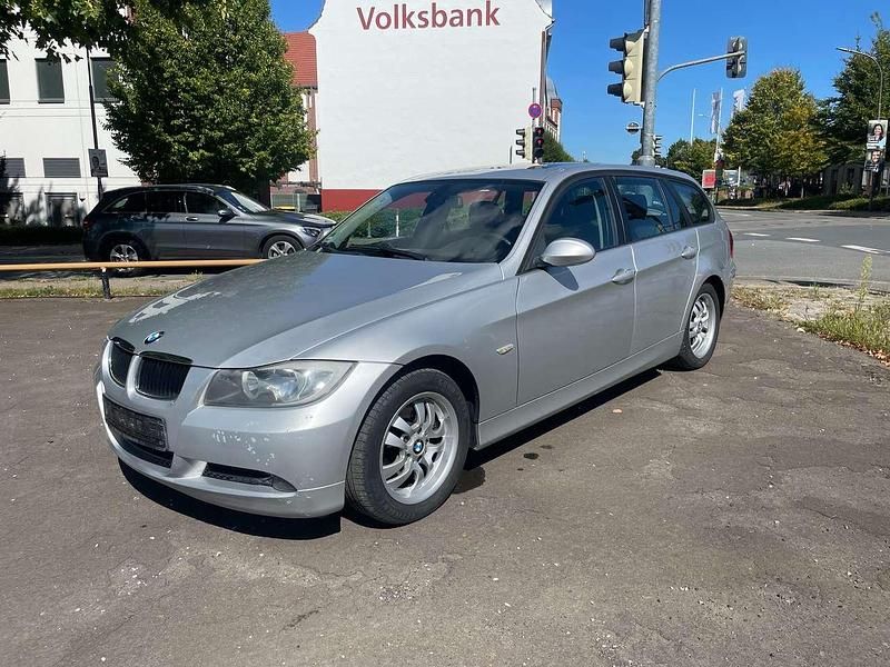 Titansilber metallic Gebraucht 2006 BMW 320 Kombi | 4.590 € (Fairer Preis) - Bild 1/4