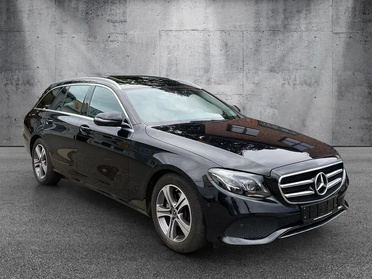 Gebraucht Mercedes E220 194 PS (142 kW) 2020 Obsidianschwarz  metalliclack Limousine