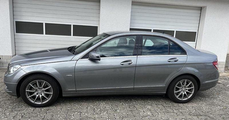 Silber Gebraucht 2010 Mercedes C200 Limousine | 14.900 € - Bild 1/4