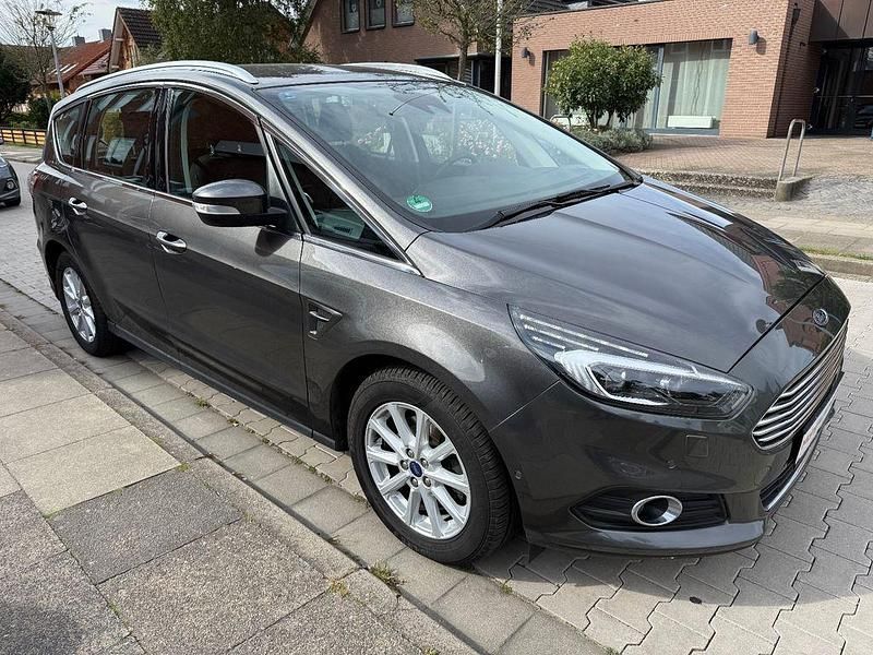 Gebraucht Ford S-MAX Titanium 179 PS (131 kW) 2018 Grau Van / Kleinbus