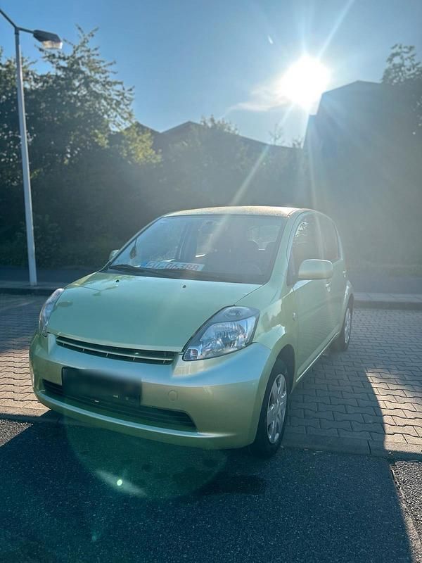 Grün Gebraucht 2004 Daihatsu Sirion Kleinwagen | 1.000 € - Bild 1/4